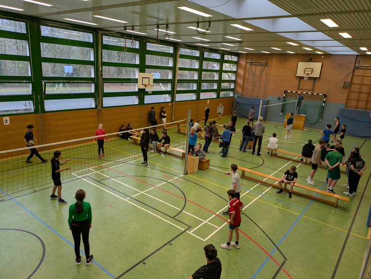 Schüler spielen Volleyball