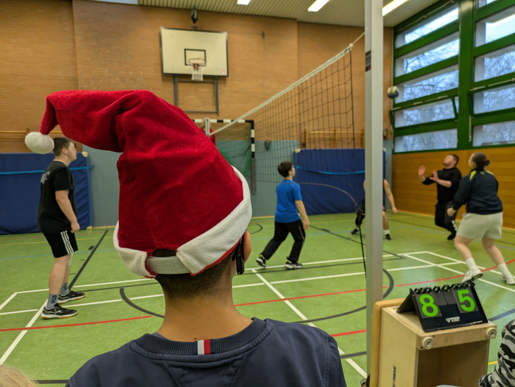 Schüler spielen Volleyball