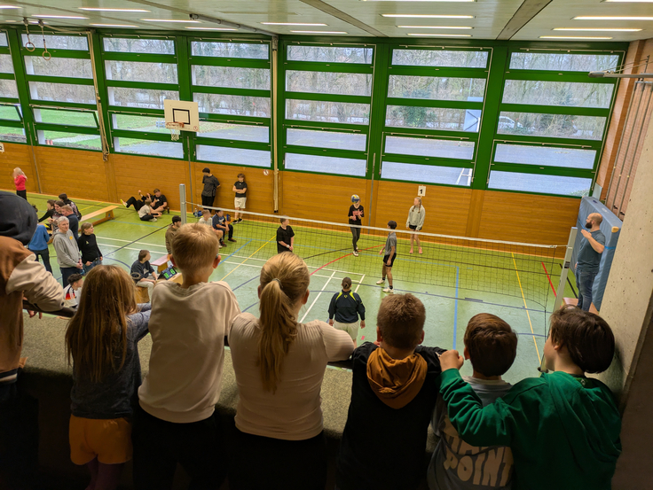 Schüler spielen Volleyball